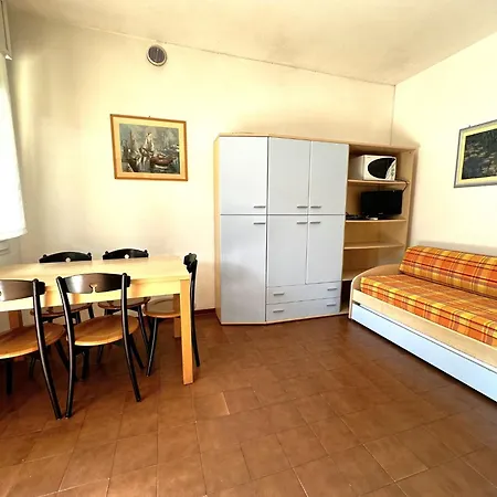 Cozy With Garden And Pool Access Vila