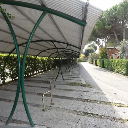 Cozy With Garden And Pool Access Vila