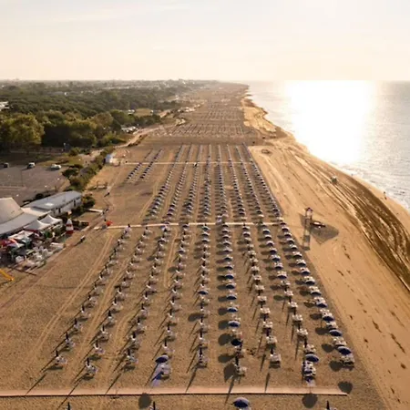 Cozy With Garden And Pool Access