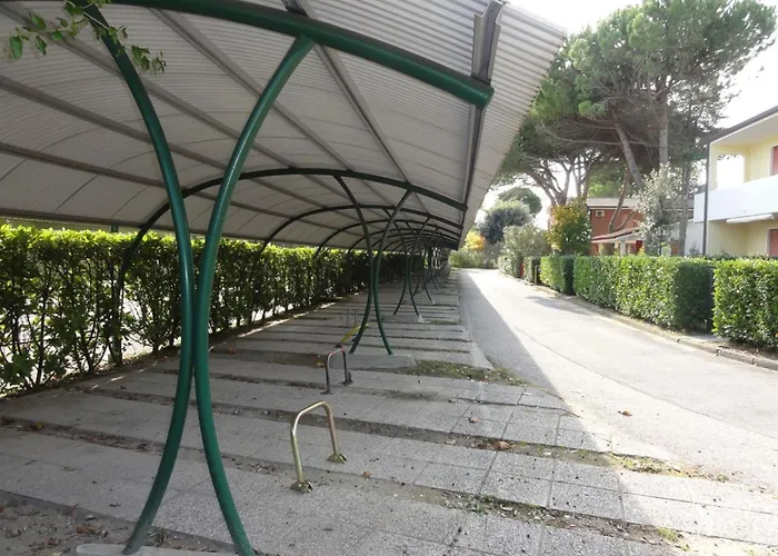 Cozy With Garden And Pool Access Villa