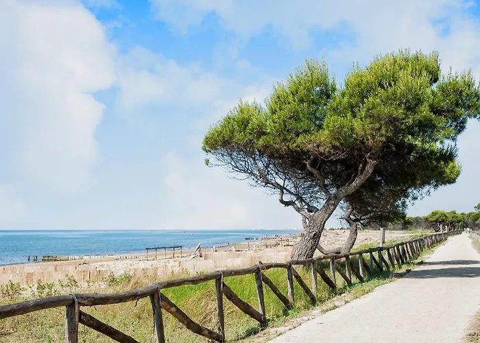 Cozy With Garden And Pool Access Villa